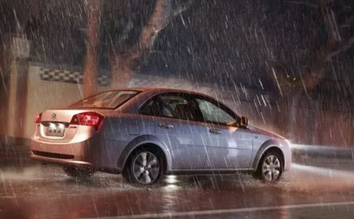 雨中開車